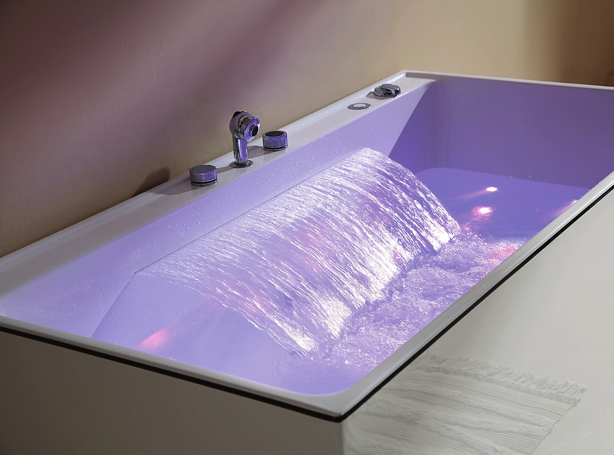 Lit RÖSCH massage bathtub with waterfall spout